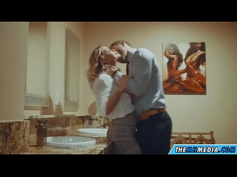 ❤️ جڏهن هڪ busty سنهري اوھان کي هڪ عوامي آرام روم ۾ seduces ❤️❌ اسان وٽ